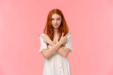 迷人的红发女子身着白裙,双手交叉放在胸前指向侧面,展示左右产品和