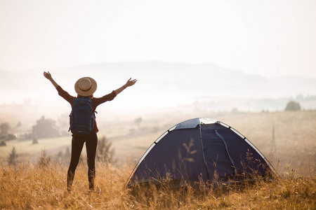 远足女性休息看手机图片