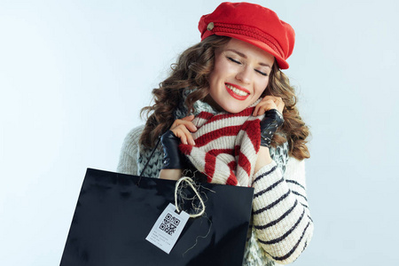 快乐的年轻女性购物者享受购买的毛衣