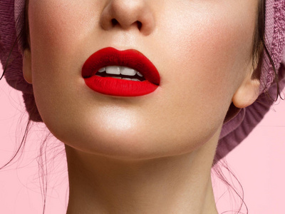 触摸和皮肤护理.嘴唇上的红色猩红唇膏.洁白的牙齿照片