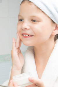 在室内 女孩 毛巾 保湿霜 浴室 肖像 幸福 水疗中心 女人