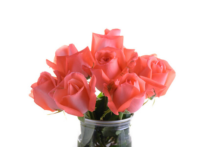 白色背景上隔离的橙色玫瑰花束玻璃花瓶装饰