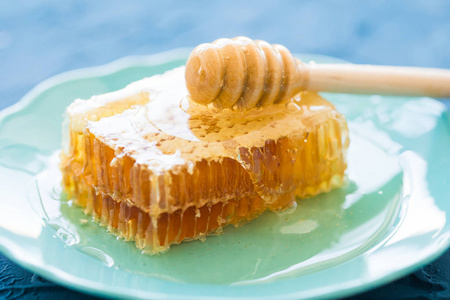 蜂蜜用木制的蜂蜜勺和蜂巢