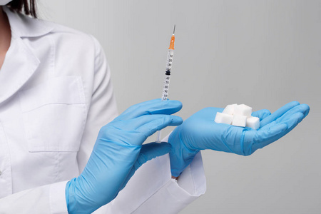 药物注射,疾病,健康小心点,医生或者医院里的护士拿着装有液体疫苗的