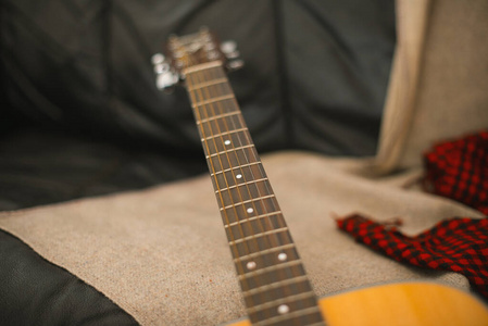 吉他握在黑色沙发上。