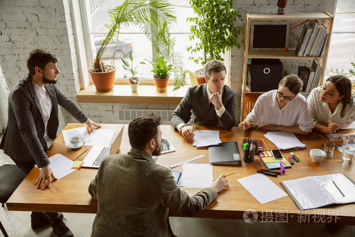 一群年轻的商业专业人士正在开会创意办公室