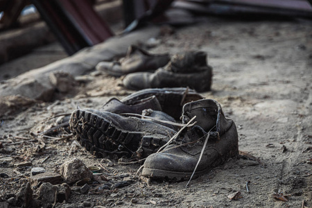 一个废弃的房子里的旧鞋子.照片