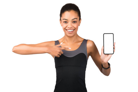 一个非洲女人用手指指着智能手机屏幕,白色背景照片