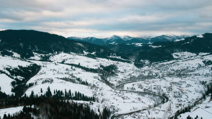 美丽的风景，山峰覆盖着雪和云