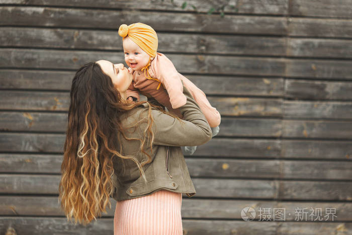 美丽无比的母亲抱着女儿在外面接吻.时尚时尚