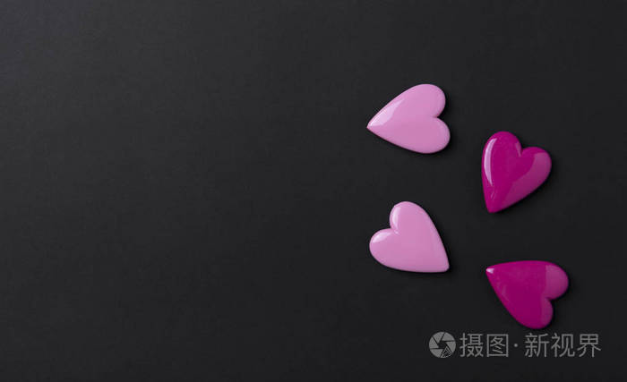 情人节背景与粉红色的心在黑色复制空间背景。