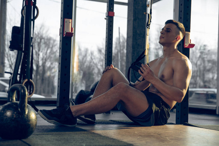 男运动员在体育馆里刻苦训练。健身与健康生活理念。