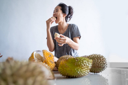 吃榴莲图片
