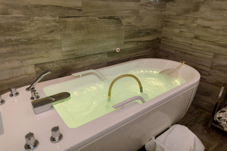 现代水疗浴缸，装满水，可用于水疗或美容诊所