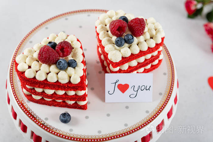 美味的自制红色天鹅绒蛋糕心形浅底浆果情人节面包店糖果店我爱你的
