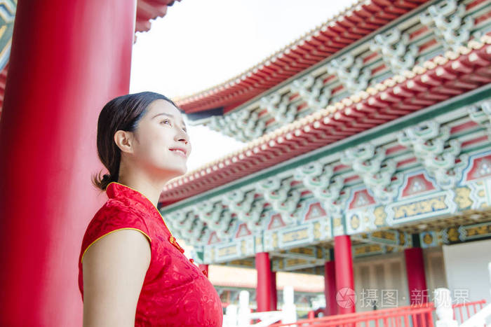 穿着中国传统旧衣服的亚洲年轻女子
