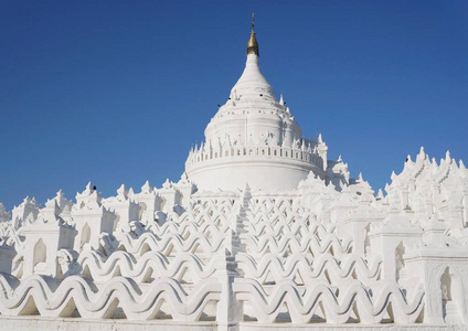缅甸明贡，晴朗蓝天下的新玉美塔