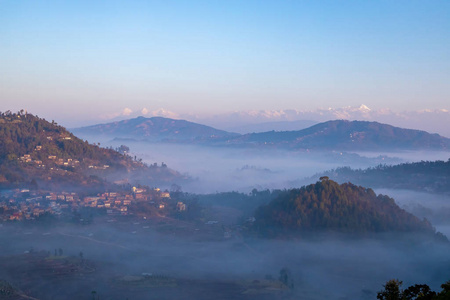 雾蒙蒙的群山和喜马拉雅山