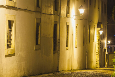 欧洲古街上的一个狭窄的夜晚图片