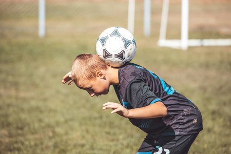 年轻的足球运动员用球展示技术。