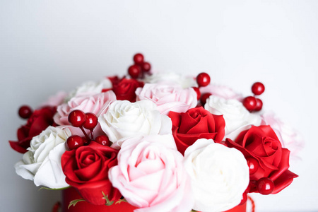 盛开的花白色背景上的一束红白玫瑰。