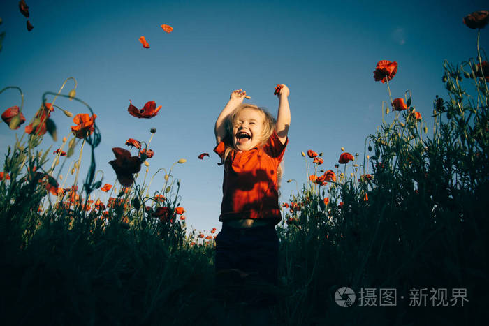 幸福。快乐的男孩在地里种着花。带着孩子在大自然中快乐地散步。