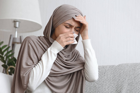 戴头巾的穆斯林妇女流鼻涕和头痛