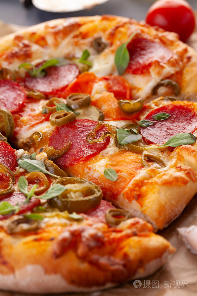 灰色木桌上的意大利香肠披萨.照片-正版商用图片280u45-摄图新视界