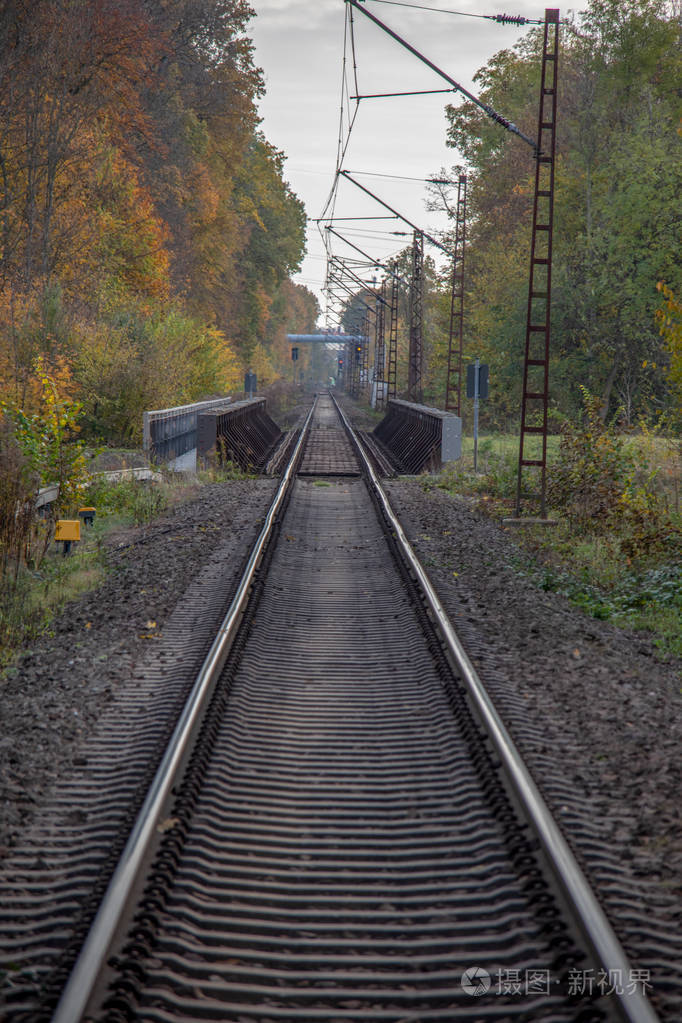 德国单线电气化铁路的秋景