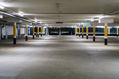 地下大型空旷停车场内设有障碍入口
