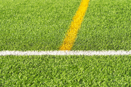 绿造草坪足球场背景白黄两色界线。俯视图