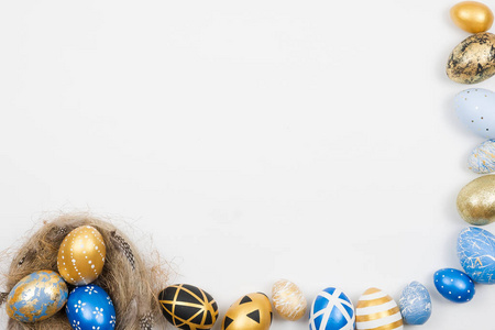 复活节金色装饰彩蛋的框架孤立在白色背景上的网页横幅.