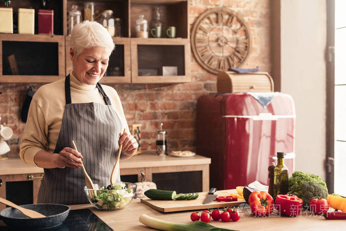在家里厨房做新鲜沙拉的老太太