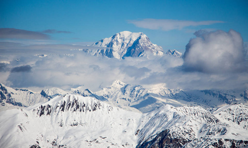勃朗峰日落景观壮观的云朵雪山从蒙特瓦隆梅里贝尔3山谷照片