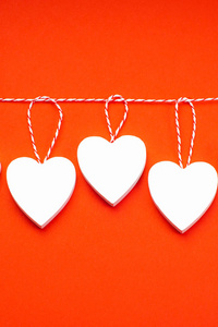 情人节概念。贺卡。复制空间。白色的三颗红心。