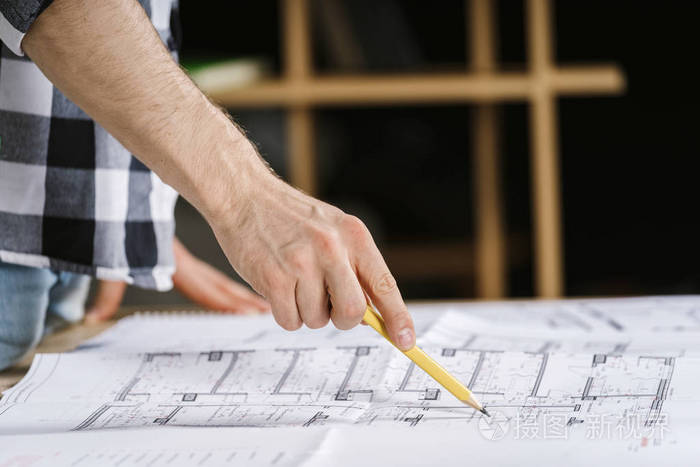 年轻的成年建筑师在工作室设计蓝图