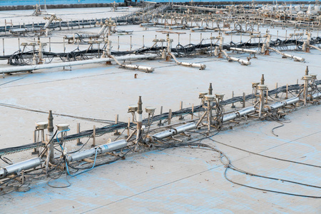 空喷泉中的管道系统和灯光照片