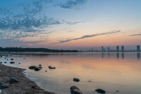 中国湖上的夕阳