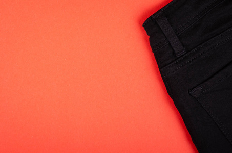 黑色棉质牛仔裤纹理背景与复制空间。