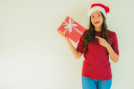 美丽的亚洲年轻女性在圣诞节戴圣诞帽