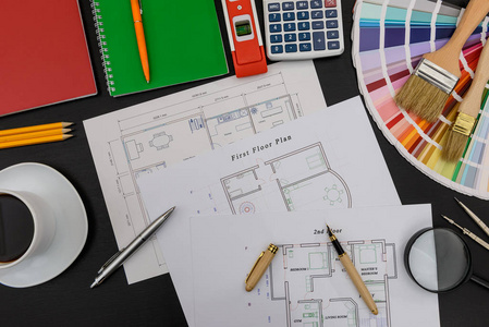 带色板和油漆工具的房屋平面图