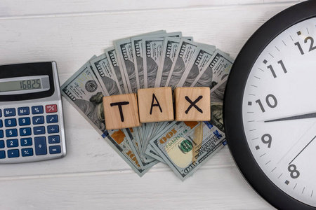 税收概念与时钟，美元和立方体