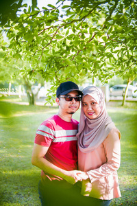 已婚的穆斯林夫妇在公园里互相分享美好的浪漫时刻