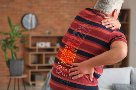 家中腰痛老人照片