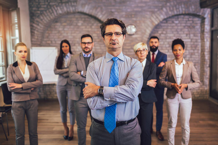 现代办公室里一群快乐的商务人士和公司职员照片