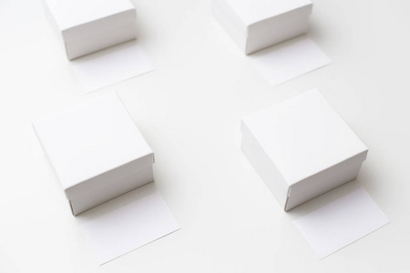 在白色背景上有四个相同大小的白色盒子和名片
