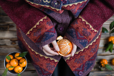 女人 毛衣 橘子 食物 甜的 水果 女孩 成人 冬天 颜色
