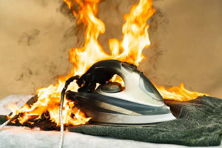 不小心操作家用电器会导致火灾.家中起火照片