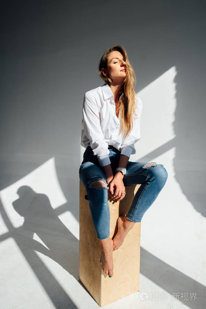 坐在白色工作室高脚椅上的女孩