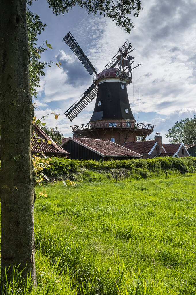 德国下萨克森州东弗里西亚利尔县绿色自然中的风车拉乌德